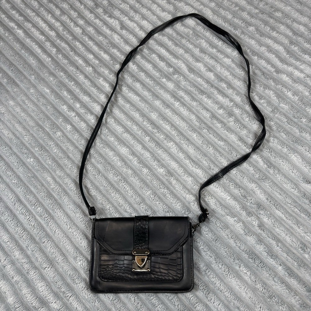 Faux Leather black‎ crossbody bag with a crocodile-textured flap W Metal Clasp